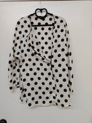 Blusa/chaqueta lunares Zara.