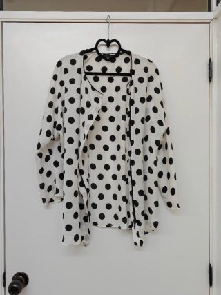 Blusa/chaqueta lunares Zara.