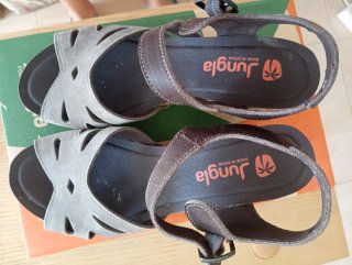 Preciosas sandalias de cuña marrones y grises