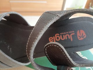 Preciosas sandalias de cuña marrones y grises