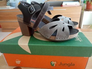 Preciosas sandalias de cuña marrones y grises