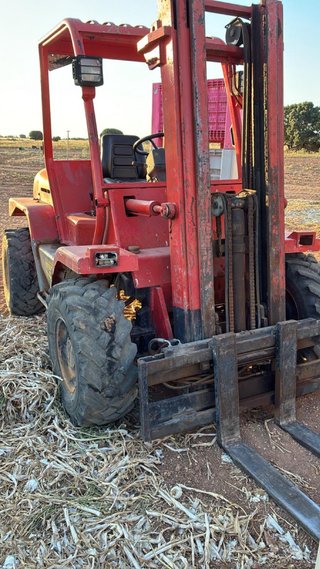Carretilla elevadora 4x4 agria 30/25  Matriculada.