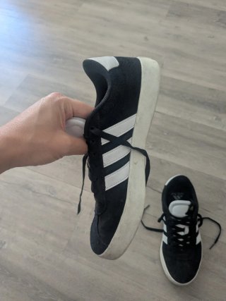 Zapatillas Adidas Negras y Blancas