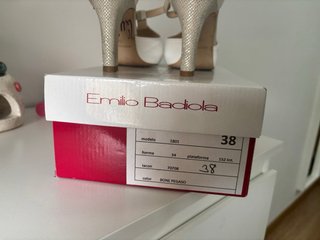 Zapatos de boda blancos y dorados
