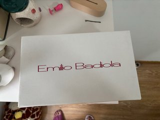 Zapatos de boda blancos y dorados