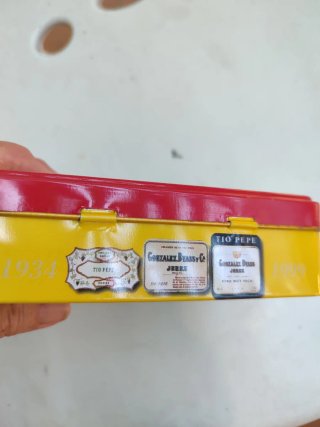 Caja Tío Pepe con mini botellas Tal como se ve