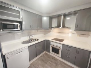 Cocina modular gris y blanca