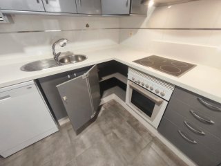 Cocina modular gris y blanca
