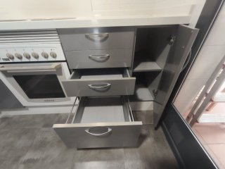 Cocina modular gris y blanca