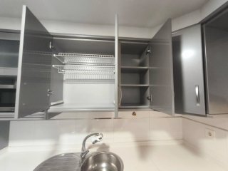 Cocina modular gris y blanca