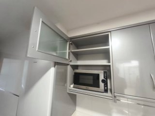 Cocina modular gris y blanca
