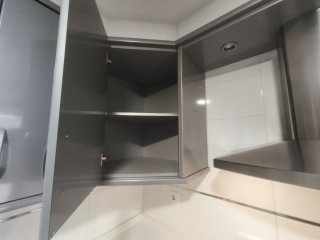 Cocina modular gris y blanca