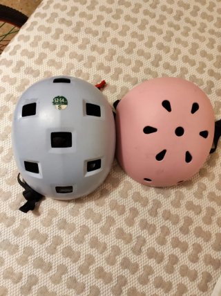 Casco infantil rosa y gris