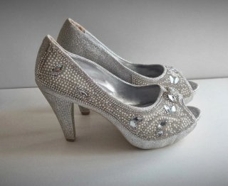 Tacones plateados pedrería y strass