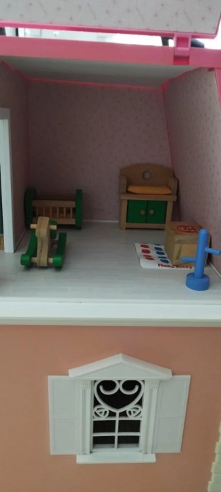 Casa de muñecas con muebles