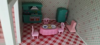 Casa de muñecas con muebles