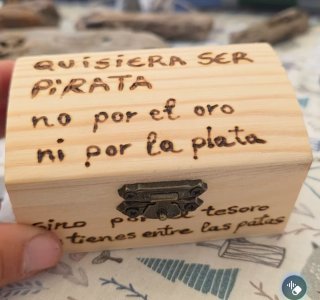 Cofre de madera decorado