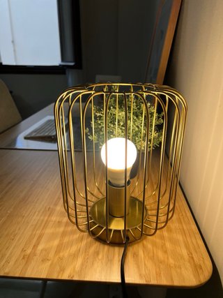 Lámpara de mesa IKEA FLAGGSKEPP dorada