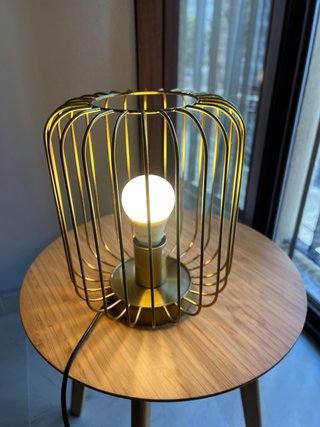 Lámpara de mesa IKEA FLAGGSKEPP dorada
