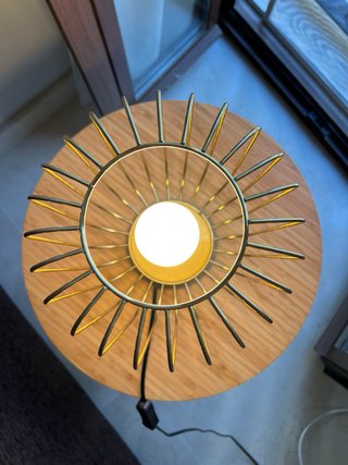 Lámpara de mesa IKEA FLAGGSKEPP dorada