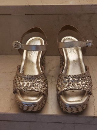 Zapatos Carmela dorados plataforma