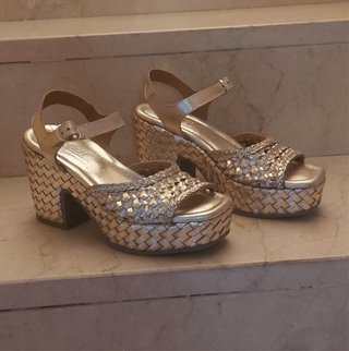 Zapatos Carmela dorados plataforma