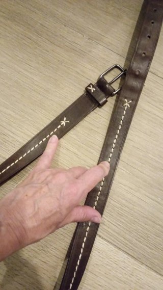 Cinturón de cuero marrón con pespuntes mide 116