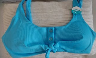 Bikini azul con nudo frontal