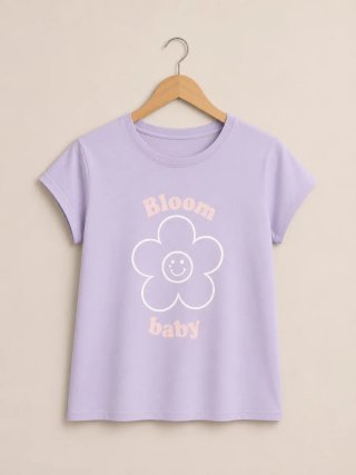 Camiseta morada con estampado de flor sonriente