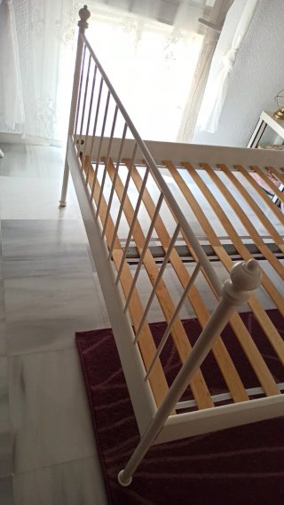 Cama de forja blanca Ikea, solo en mano