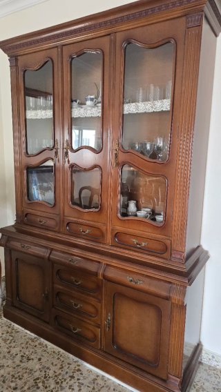 Vitrina de madera y cristal