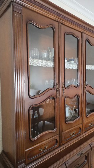Vitrina de madera y cristal