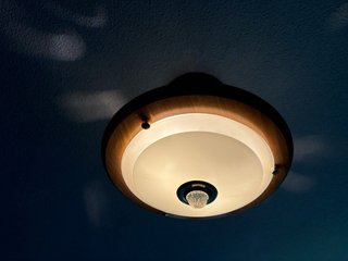 Lámpara de techo dorada y verde