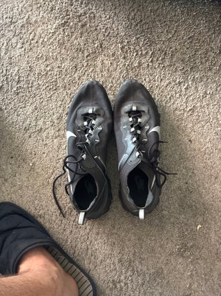 Nike React Element 55 en color negro con detalles.