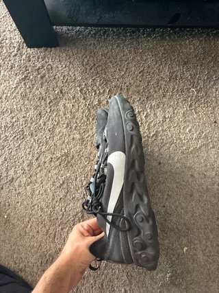 Nike React Element 55 en color negro con detalles.