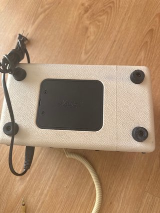 Altavoz Marshall Kilburn crema