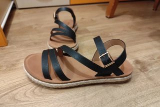 Sandalias negras planas