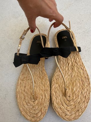 Sandalias planas lazo negro y dorado