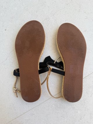 Sandalias planas lazo negro y dorado