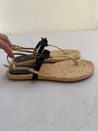 Sandalias planas lazo negro y dorado