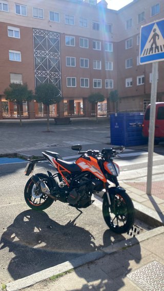 KTM Duke 125 Naked Negra y Naranja