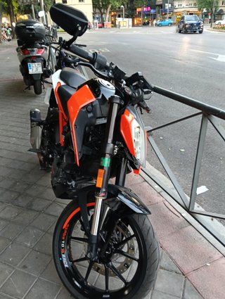 KTM Duke 125 Naked Negra y Naranja