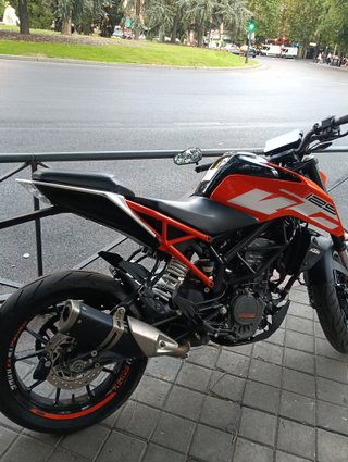 KTM Duke 125 Naked Negra y Naranja