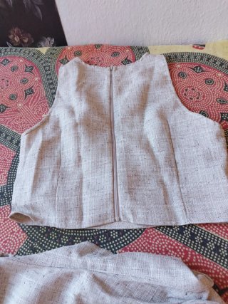 Conjunto top y falda beige