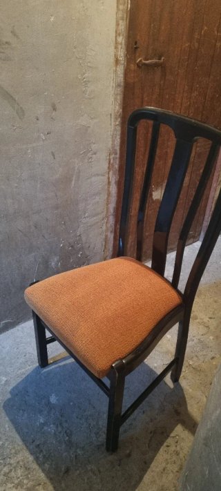 4 Sillas de salón de madera