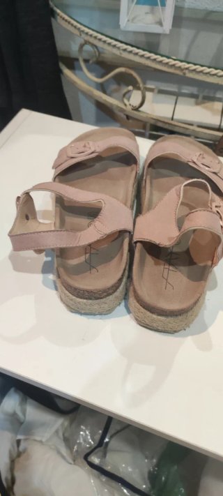 Sandalias de chica beige y rosa