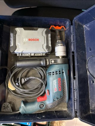 Taladro Bosch con caja y accesorios