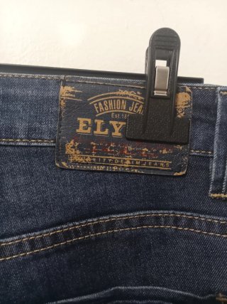 Pantalón vaquero desgastado