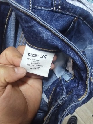 Pantalón vaquero desgastado