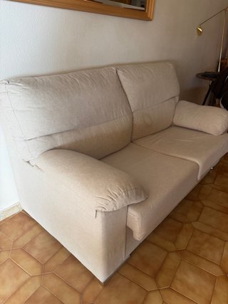 Sofá de tela beige 2 plazas, perfectas condiciones